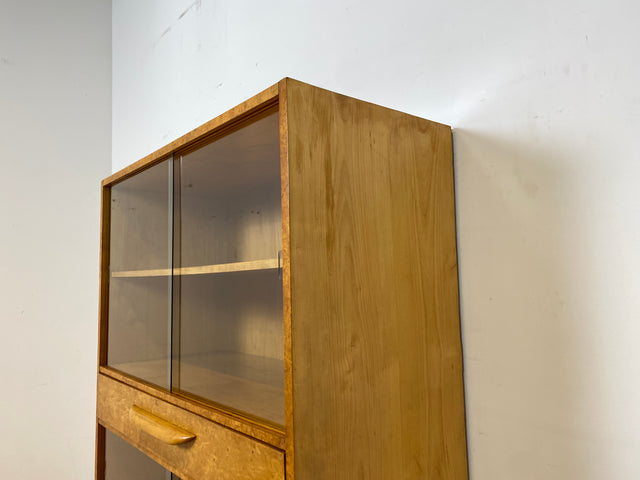Schöne 50er Jahre Vitrine aus vollem Holz in Maserbirke I Schrank Glasvitrine Wohnzimmerschrank Highboard Bücherschrank Geschirrschrank Vintage Mid-Century 60er I