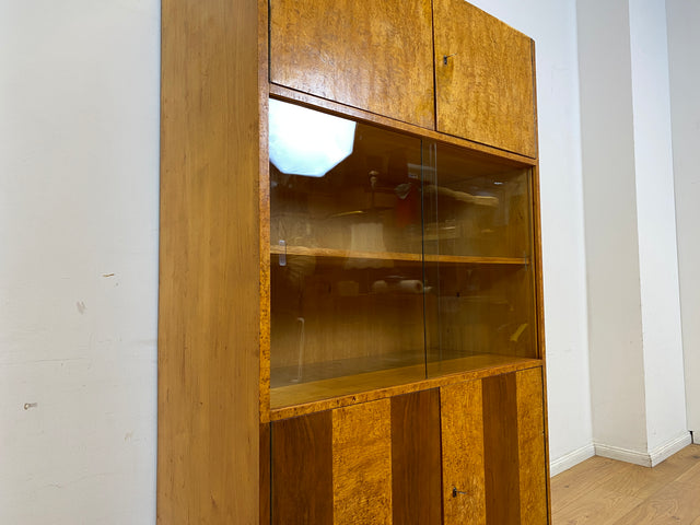 Stilvolle 50er Jahre Vitrine aus vollem Holz in Maserbirke