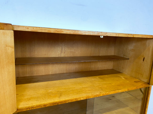Stilvolle 50er Jahre Vitrine aus vollem Holz in Maserbirke