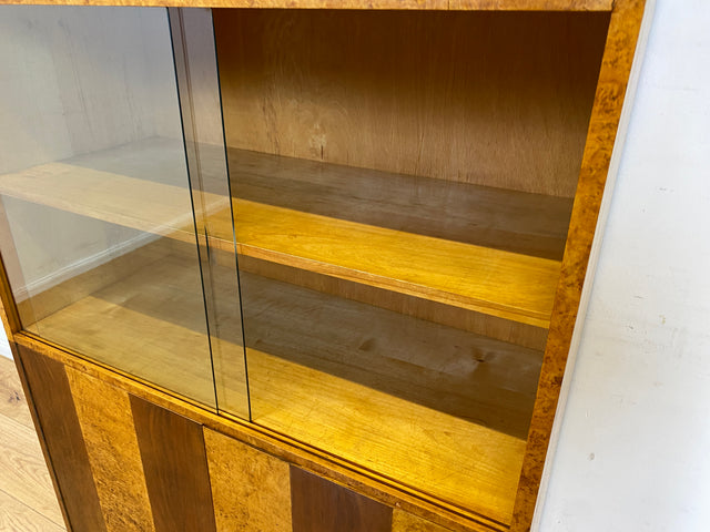 Stilvolle 50er Jahre Vitrine aus vollem Holz in Maserbirke