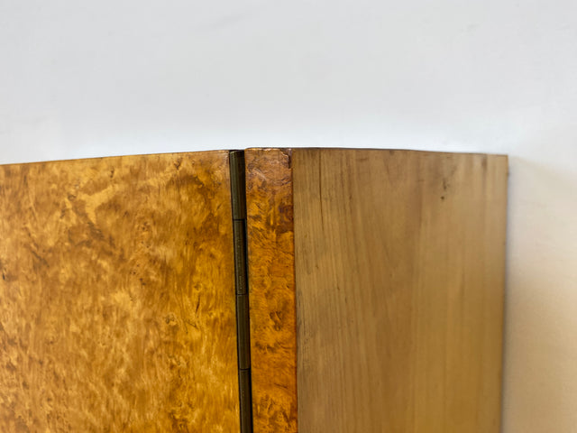 Stilvolle 50er Jahre Vitrine aus vollem Holz in Maserbirke