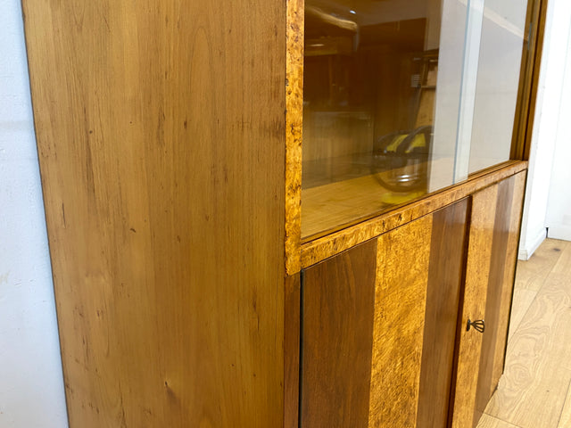 Stilvolle 50er Jahre Vitrine aus vollem Holz in Maserbirke