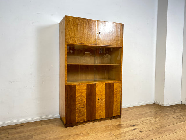 Stilvolle 50er Jahre Vitrine aus vollem Holz in Maserbirke