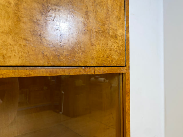 Stilvolle 50er Jahre Vitrine aus vollem Holz in Maserbirke
