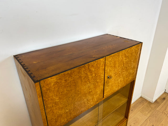 Stilvolle 50er Jahre Vitrine aus vollem Holz in Maserbirke
