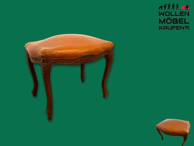 WMK I Eleganter handverzierter 60er Jahre Chippendale Hocker mit cognacfarbenem Kunstleder Bezug