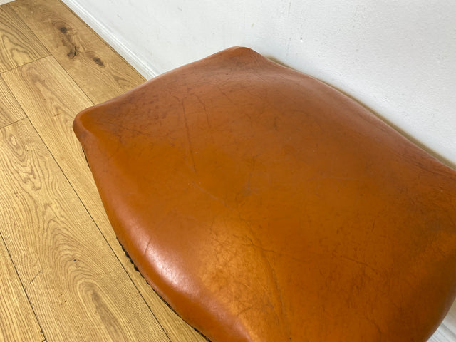WMK I Eleganter handverzierter 60er Jahre Chippendale Hocker mit cognacfarbenem Kunstleder Bezug