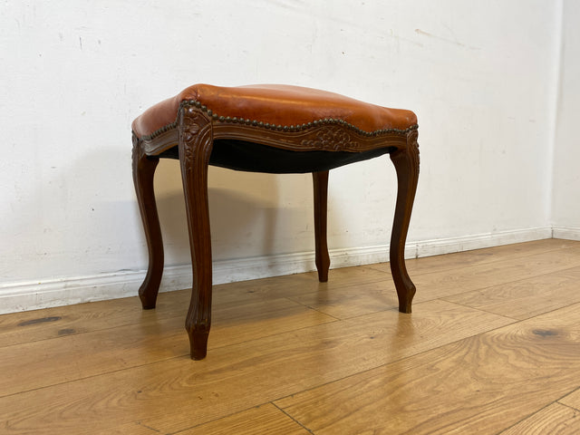 WMK I Eleganter handverzierter 60er Jahre Chippendale Hocker mit cognacfarbenem Kunstleder Bezug