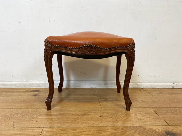 WMK I Eleganter handverzierter 60er Jahre Chippendale Hocker mit cognacfarbenem Kunstleder Bezug