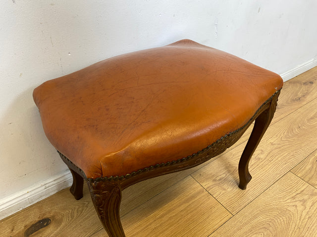 WMK I Eleganter handverzierter 60er Jahre Chippendale Hocker mit cognacfarbenem Kunstleder Bezug
