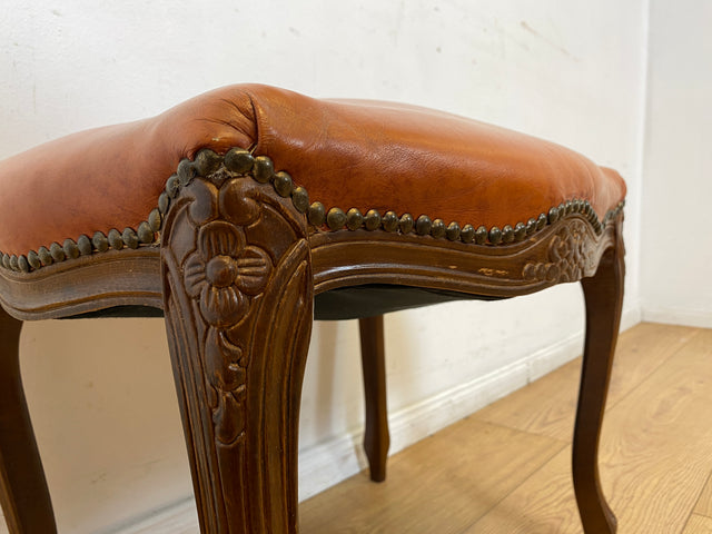 WMK I Eleganter handverzierter 60er Jahre Chippendale Hocker mit cognacfarbenem Kunstleder Bezug