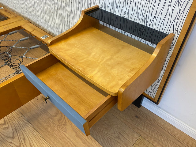 Kultiges 60er Jahre Bett von VEB Hellerau in sehr seltener Ausführung mit integrierten Nachttischen I Doppelbett Schlafzimmerbett Schlafzimmer Vintage DDR Mid-Century 50er I