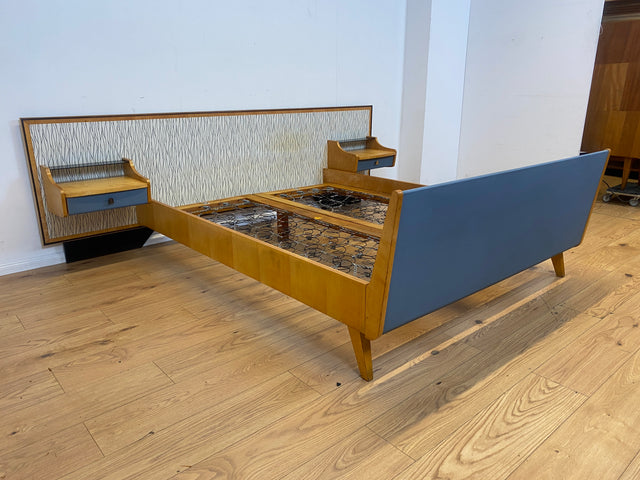 Kultiges 60er Jahre Bett von VEB Hellerau in sehr seltener Ausführung mit integrierten Nachttischen I Doppelbett Schlafzimmerbett Schlafzimmer Vintage DDR Mid-Century 50er I