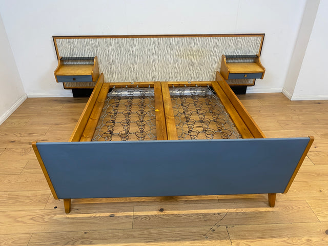Kultiges 60er Jahre Bett von VEB Hellerau in sehr seltener Ausführung mit integrierten Nachttischen I Doppelbett Schlafzimmerbett Schlafzimmer Vintage DDR Mid-Century 50er I