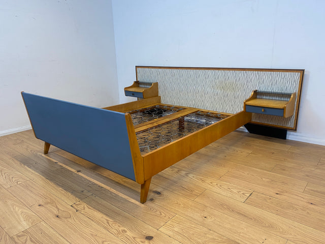 Kultiges 60er Jahre Bett von VEB Hellerau in sehr seltener Ausführung mit integrierten Nachttischen I Doppelbett Schlafzimmerbett Schlafzimmer Vintage DDR Mid-Century 50er I