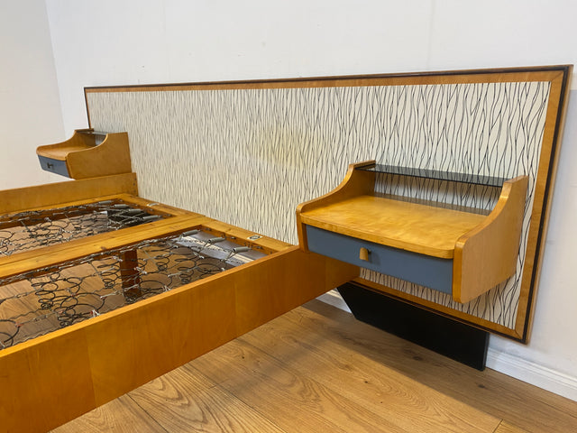 Kultiges 60er Jahre Bett von VEB Hellerau in sehr seltener Ausführung mit integrierten Nachttischen I Doppelbett Schlafzimmerbett Schlafzimmer Vintage DDR Mid-Century 50er I