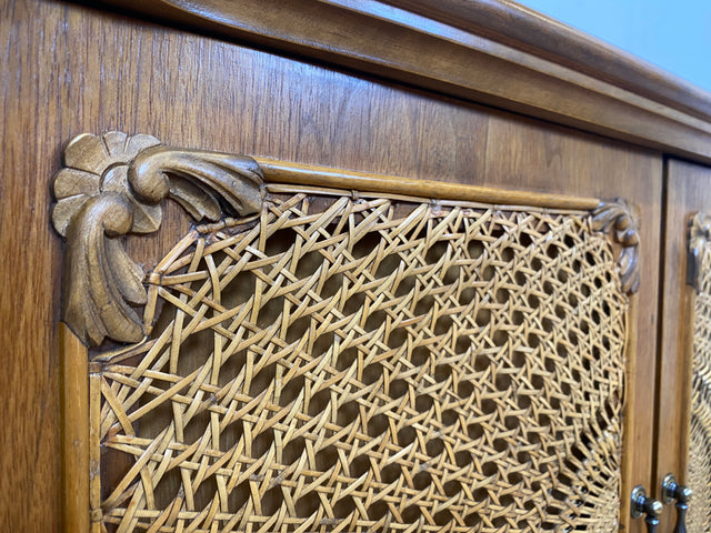 Elegante handverzierte 60er Jahre Chippendale Kommode , früherer Fernsehschrank, Vollholz, mit Wiener Sonnengeflecht I Schrank Wäschekommode Fernsehkommode Wickelkommode Sideboard Barock Vintage I