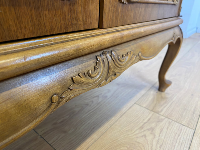 Elegante handverzierte 60er Jahre Chippendale Kommode , früherer Fernsehschrank, Vollholz, mit Wiener Sonnengeflecht I Schrank Wäschekommode Fernsehkommode Wickelkommode Sideboard Barock Vintage I