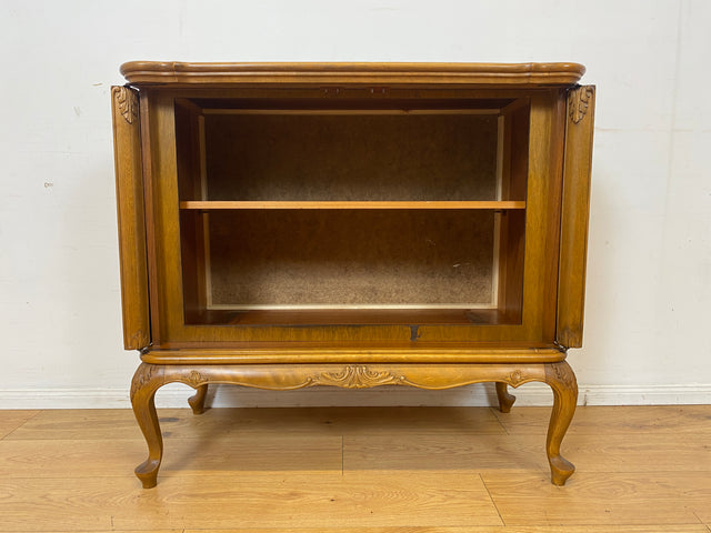 Elegante handverzierte 60er Jahre Chippendale Kommode , früherer Fernsehschrank, Vollholz, mit Wiener Sonnengeflecht I Schrank Wäschekommode Fernsehkommode Wickelkommode Sideboard Barock Vintage I