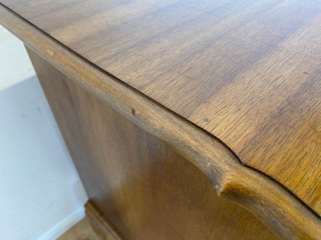 Elegante handverzierte 60er Jahre Chippendale Kommode , früherer Fernsehschrank, Vollholz, mit Wiener Sonnengeflecht I Schrank Wäschekommode Fernsehkommode Wickelkommode Sideboard Barock Vintage I