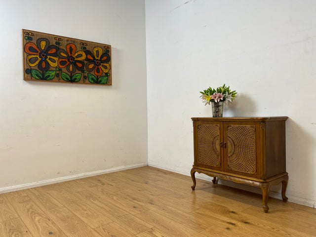 Elegante handverzierte 60er Jahre Chippendale Kommode , früherer Fernsehschrank, Vollholz, mit Wiener Sonnengeflecht I Schrank Wäschekommode Fernsehkommode Wickelkommode Sideboard Barock Vintage I