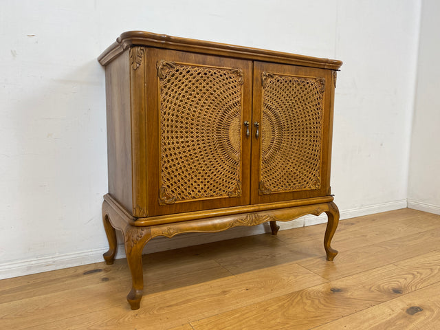 Elegante handverzierte 60er Jahre Chippendale Kommode , früherer Fernsehschrank, Vollholz, mit Wiener Sonnengeflecht I Schrank Wäschekommode Fernsehkommode Wickelkommode Sideboard Barock Vintage I