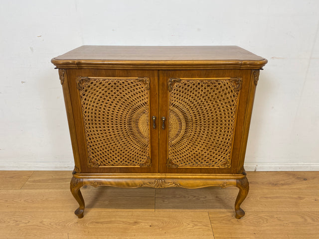 Elegante handverzierte 60er Jahre Chippendale Kommode , früherer Fernsehschrank, Vollholz, mit Wiener Sonnengeflecht I Schrank Wäschekommode Fernsehkommode Wickelkommode Sideboard Barock Vintage I