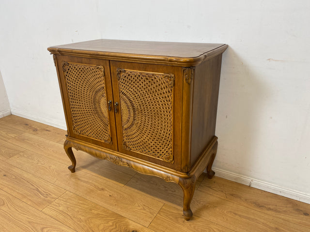 Elegante handverzierte 60er Jahre Chippendale Kommode , früherer Fernsehschrank, Vollholz, mit Wiener Sonnengeflecht I Schrank Wäschekommode Fernsehkommode Wickelkommode Sideboard Barock Vintage I