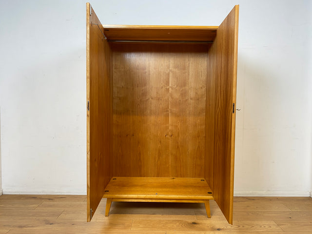 Stilvoller 60er Jahre Kleiderschrank mit Kleiderstange und konischen Füßen