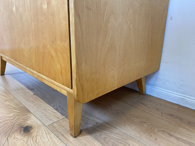 Stilvoller 60er Jahre Kleiderschrank mit Kleiderstange und konischen Füßen