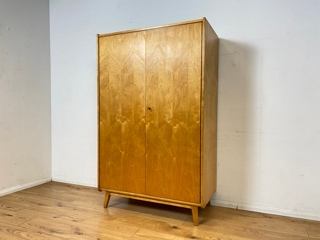 Stilvoller 60er Jahre Kleiderschrank mit Kleiderstange und konischen Füßen