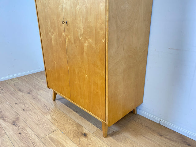 Stilvoller 60er Jahre Kleiderschrank mit Kleiderstange und konischen Füßen