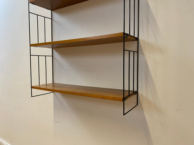 WMK I Stilvolles 60er Jahre Wandregal mit 4 Regalböden in Teakholz auf schwarzen Regalleitern