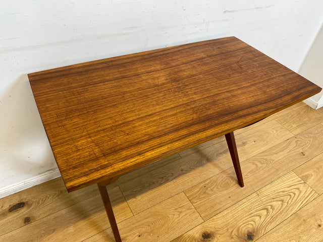 Formschöner jedoch etwas abgenutzter 60er Jahre Wohnzimmertisch mit Ablage I Salontisch Couchtisch Coffee Table niedriger Küchentisch Tisch Holztisch Mid-Century Vintage I