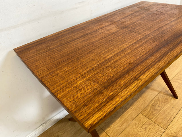 Formschöner jedoch etwas abgenutzter 60er Jahre Wohnzimmertisch mit Ablage I Salontisch Couchtisch Coffee Table niedriger Küchentisch Tisch Holztisch Mid-Century Vintage I