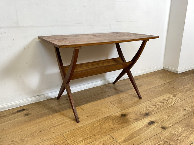 Formschöner jedoch etwas abgenutzter 60er Jahre Wohnzimmertisch mit Ablage I Salontisch Couchtisch Coffee Table niedriger Küchentisch Tisch Holztisch Mid-Century Vintage I