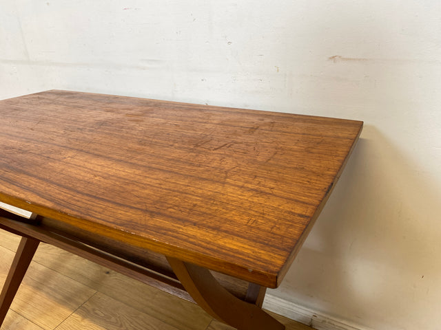 Formschöner jedoch etwas abgenutzter 60er Jahre Wohnzimmertisch mit Ablage I Salontisch Couchtisch Coffee Table niedriger Küchentisch Tisch Holztisch Mid-Century Vintage I