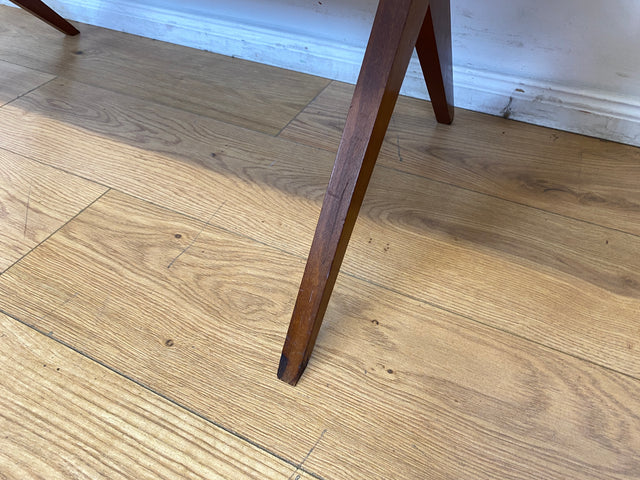 Formschöner jedoch etwas abgenutzter 60er Jahre Wohnzimmertisch mit Ablage I Salontisch Couchtisch Coffee Table niedriger Küchentisch Tisch Holztisch Mid-Century Vintage I