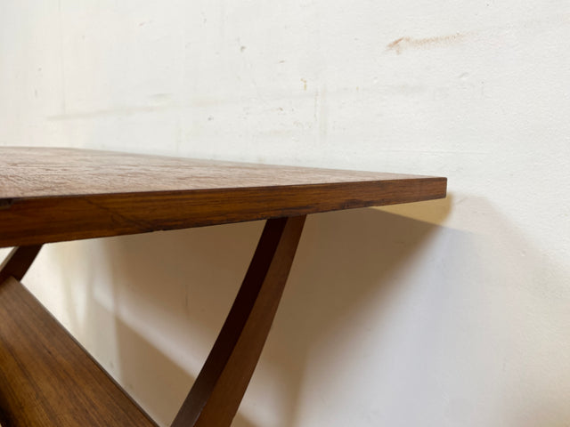 Formschöner jedoch etwas abgenutzter 60er Jahre Wohnzimmertisch mit Ablage I Salontisch Couchtisch Coffee Table niedriger Küchentisch Tisch Holztisch Mid-Century Vintage I