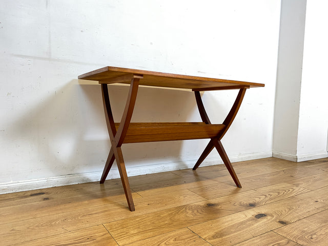 Formschöner jedoch etwas abgenutzter 60er Jahre Wohnzimmertisch mit Ablage I Salontisch Couchtisch Coffee Table niedriger Küchentisch Tisch Holztisch Mid-Century Vintage I