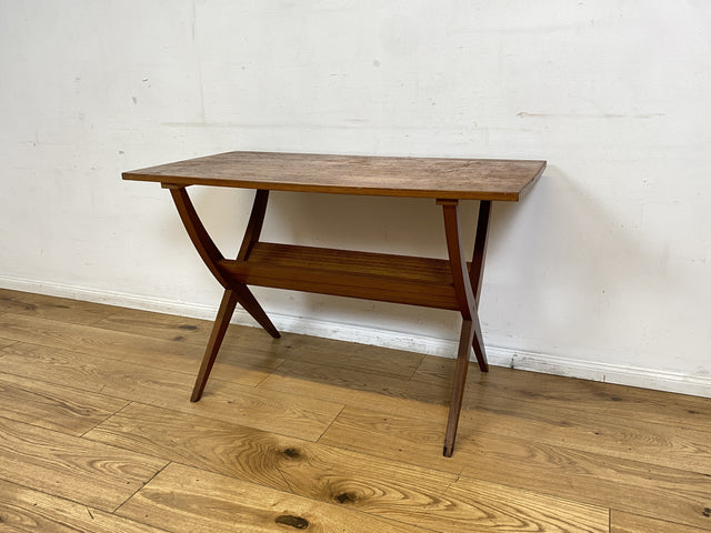 Formschöner jedoch etwas abgenutzter 60er Jahre Wohnzimmertisch mit Ablage I Salontisch Couchtisch Coffee Table niedriger Küchentisch Tisch Holztisch Mid-Century Vintage I