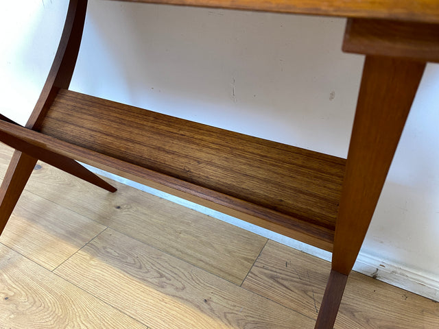 Formschöner jedoch etwas abgenutzter 60er Jahre Wohnzimmertisch mit Ablage I Salontisch Couchtisch Coffee Table niedriger Küchentisch Tisch Holztisch Mid-Century Vintage I