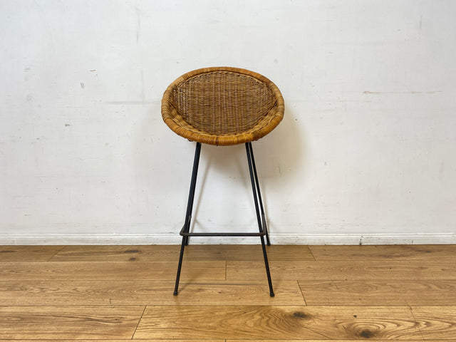 Formschöner 70er Jahre Barhocker aus Metall mit Sitz aus geflochtenem Rattan