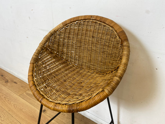 Formschöner 70er Jahre Barhocker aus Metall mit Sitz aus geflochtenem Rattan