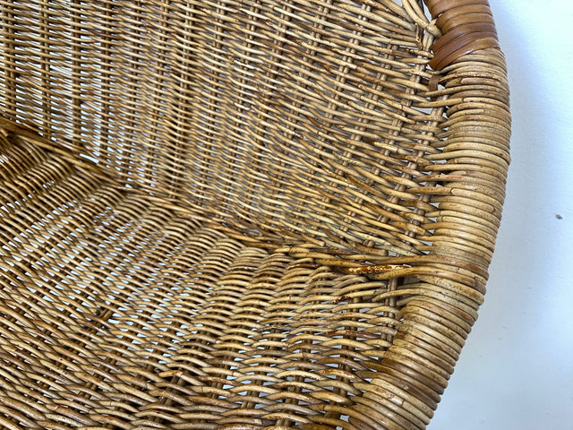 Formschöner 70er Jahre Barhocker aus Metall mit Sitz aus geflochtenem Rattan
