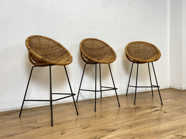 Formschöner 70er Jahre Barhocker aus Metall mit Sitz aus geflochtenem Rattan