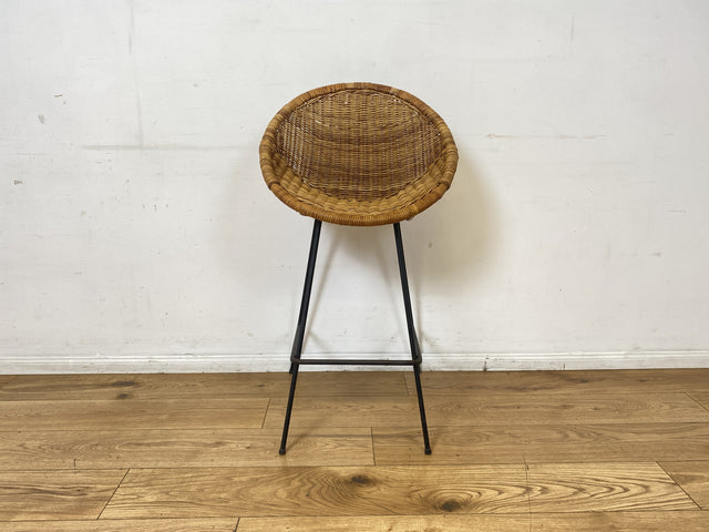 Formschöner 70er Jahre Barhocker aus Metall mit Sitz aus geflochtenem Rattan
