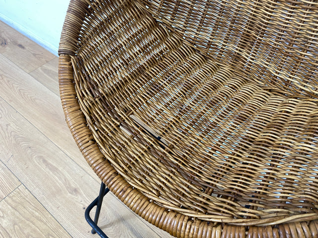 Formschöner 70er Jahre Barhocker aus Metall mit Sitz aus geflochtenem Rattan