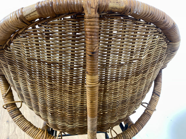 Formschöner 70er Jahre Barhocker aus Metall mit Sitz aus geflochtenem Rattan