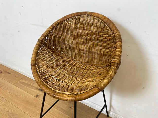 Formschöner 70er Jahre Barhocker aus Metall mit Sitz aus geflochtenem Rattan